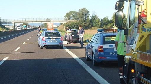 Ucciso mentre cambia una gomma