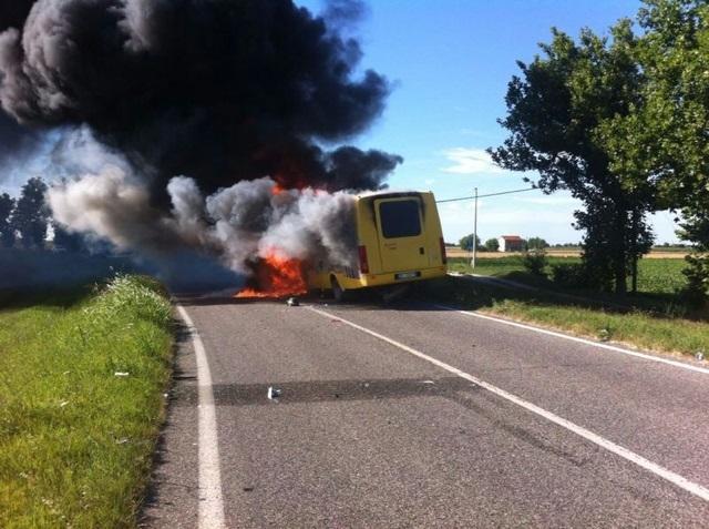 il pulmino in fiamme dopo il tragico scontro con un'auto lo scorso 3 luglio