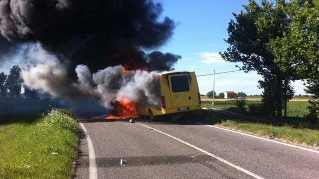 il pulmino in fiamme dopo il tragico scontro con un'auto lo scorso 3 luglio