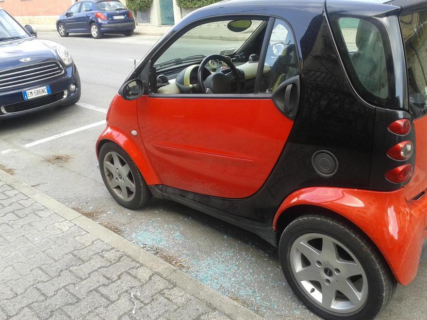 Raid dei ladri nelle auto in sosta in Darsena a Viareggio 