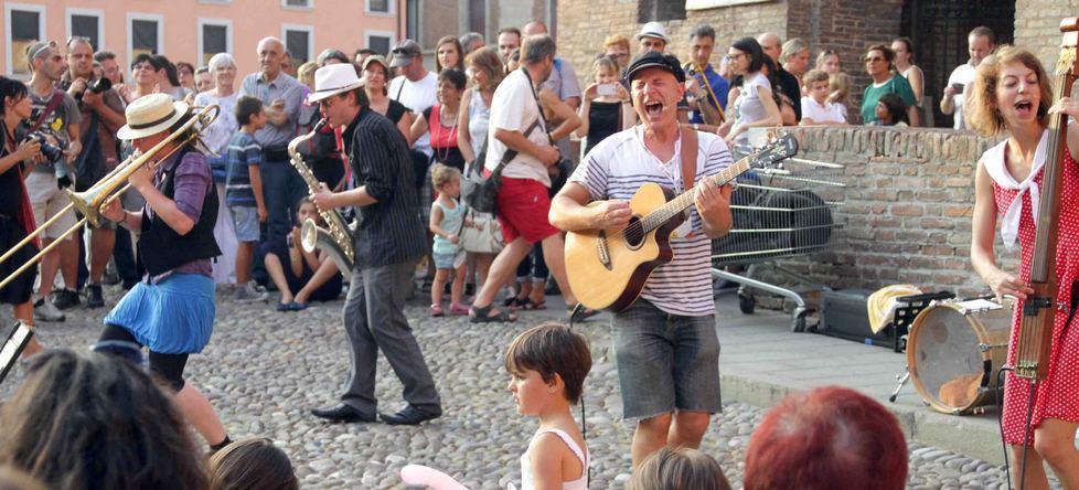 La grande carica dei musicisti per rianimare la città in agosto 
