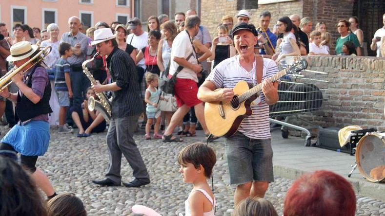 La grande carica dei musicisti per rianimare la città in agosto