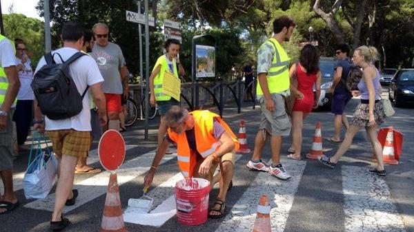 Un gruppo di cittadini ridipinge le strisce di Castiglioncello