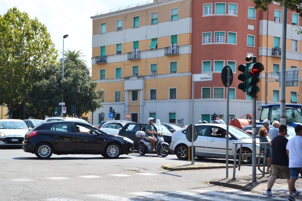 Agenti con le pistole in pugno, paura sul viale Carducci 