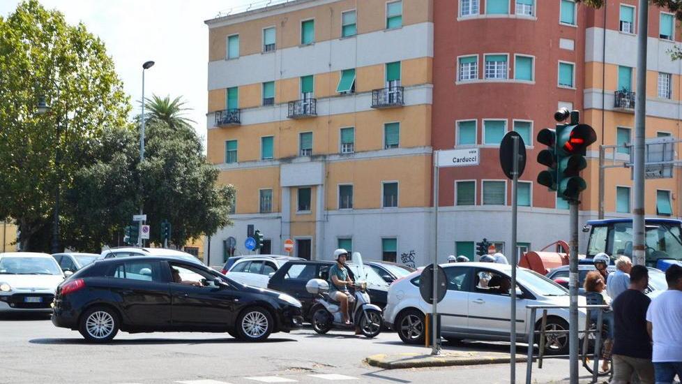 Agenti con le pistole in pugno, paura sul viale Carducci