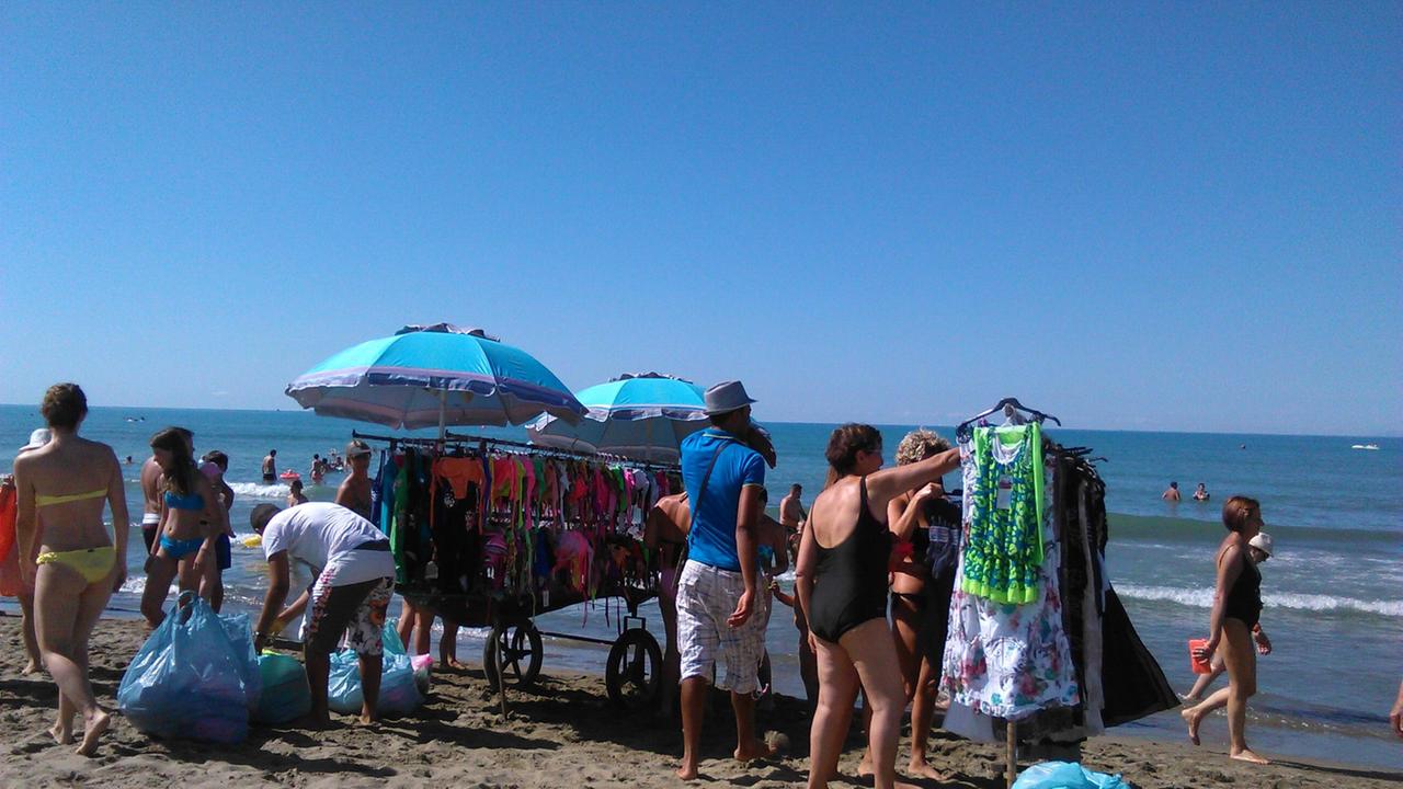 Sequestrati sulla spiaggia ottomila articoli