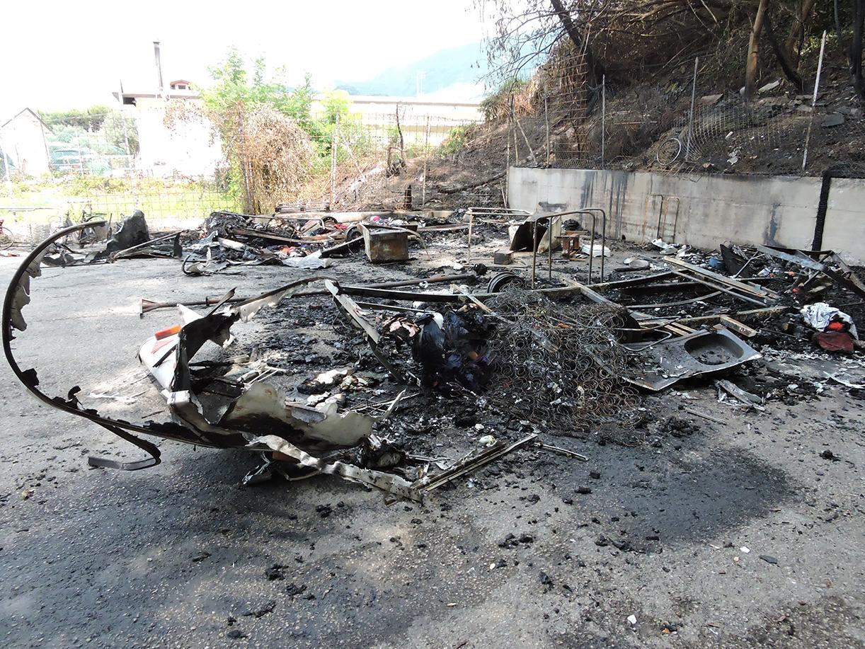 Distrutte da un incendio due roulotte di fronte all’Henraux 