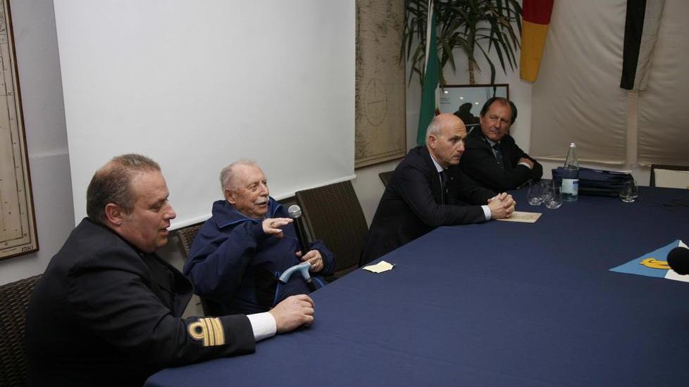 Trasferito il comandante della Capitaneria I sindaci della Versilia: per noi un fulmine a ciel sereno