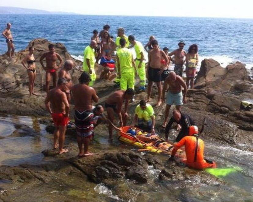 Scivola sugli scogli, soccorso difficile a Calignaia 
