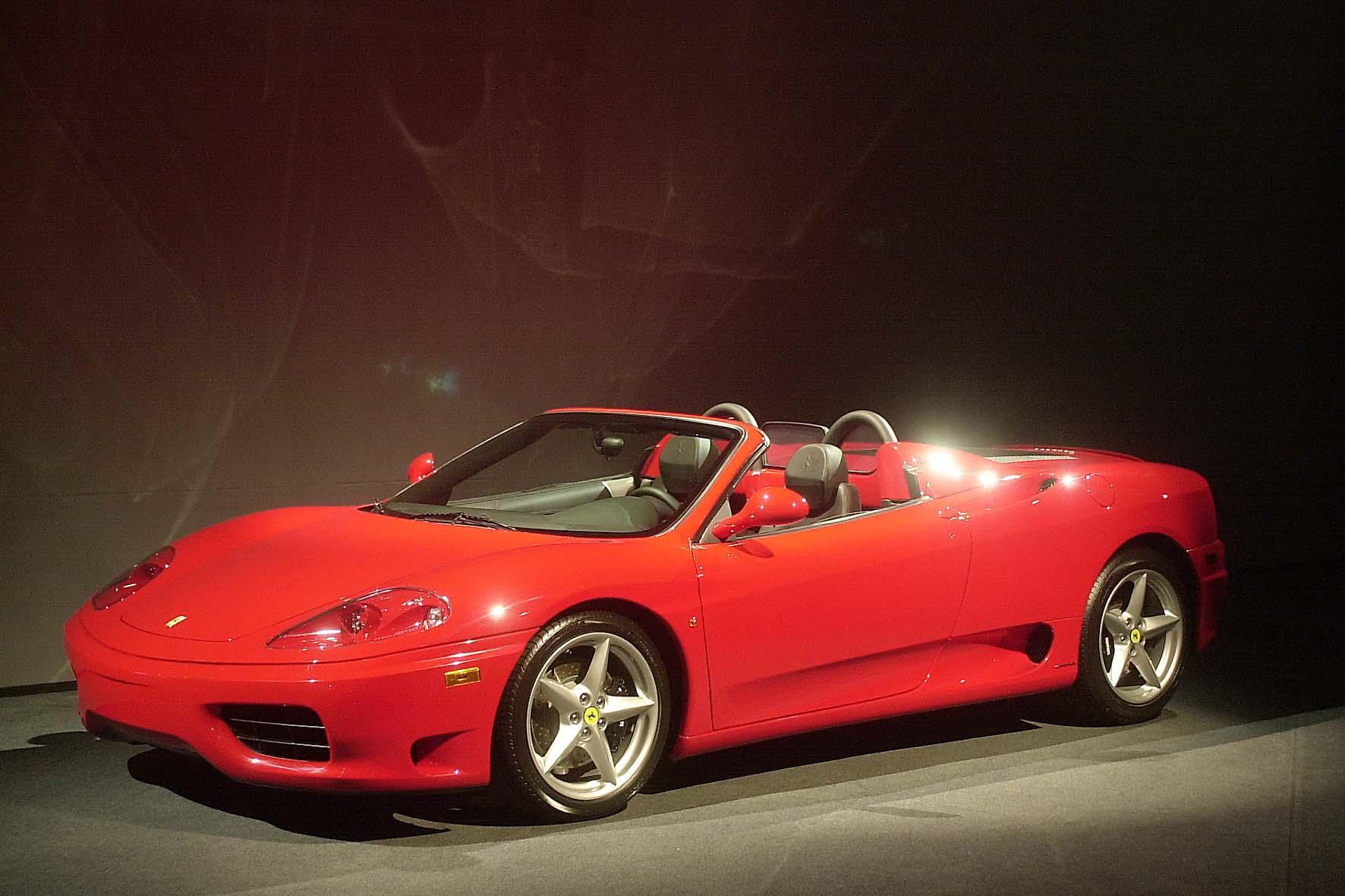 Per il fisco guadagna 900 euro al mese, ma gira in Ferrari 360 Modena