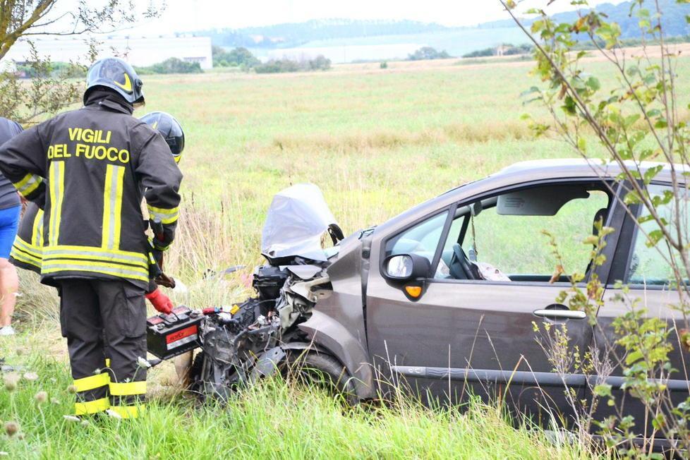 Muore nello scontro frontale tra scooter e auto 