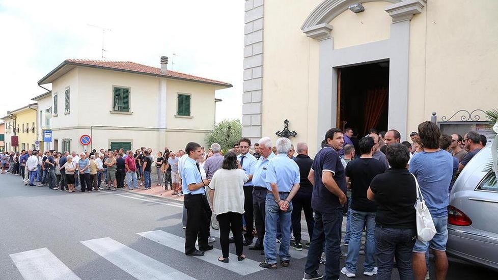 In centinaia per l’ultimo saluto a “Cometa”