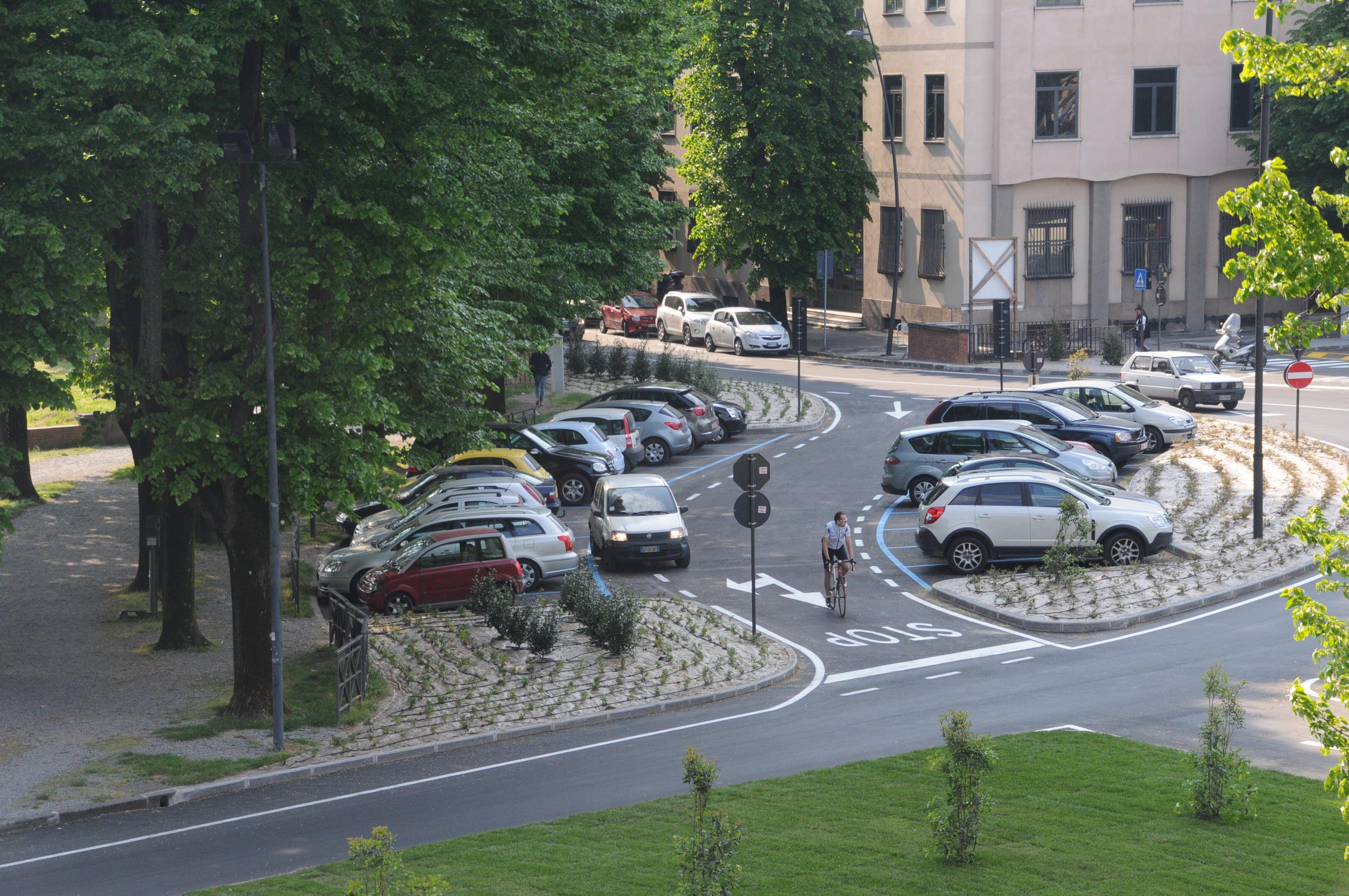 Parcheggiatore fermato, aggrediti i vigili