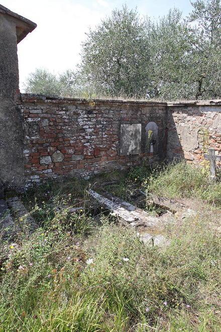 Tombe divelte ed erba alta, degrado al cimitero di Meleto 