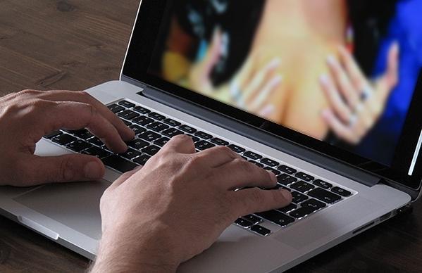 Sassari, si mostra nudo sulla webcam, lei lo ricatta 