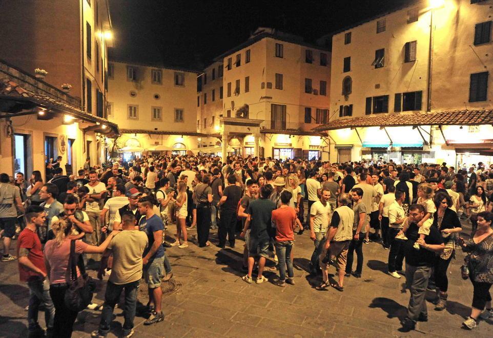 Troppi tavolini, multati otto esercenti 