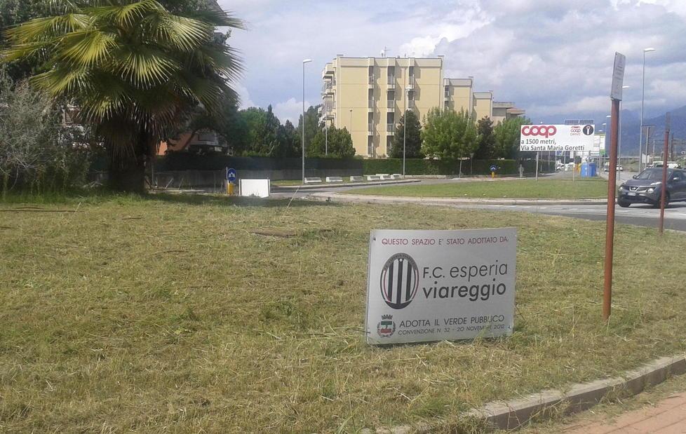 Turisti accolti dal clochard che dorme 