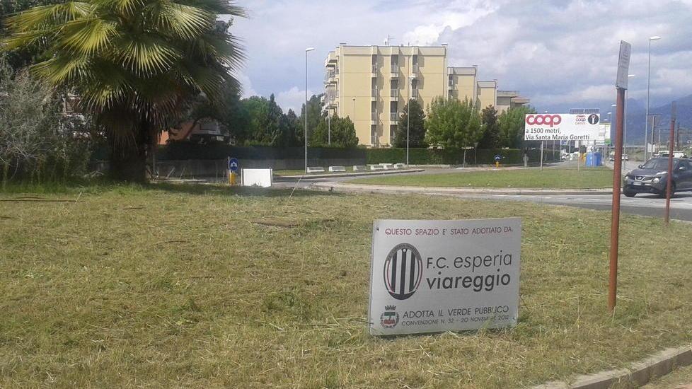 Turisti accolti dal clochard che dorme