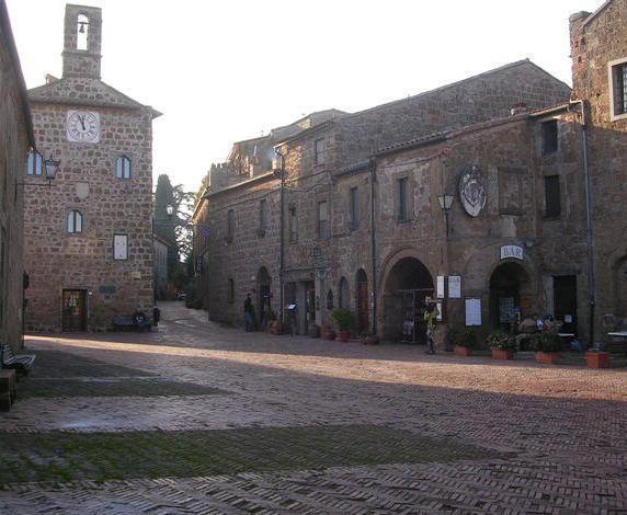 Bagni pubblici rotti e wc privati negati A Sovana niente pipì 