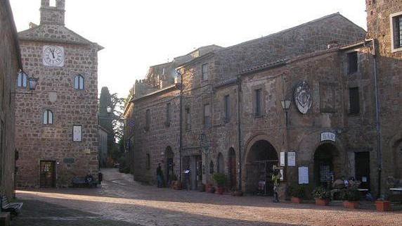 Bagni pubblici rotti e wc privati negati A Sovana niente pipì