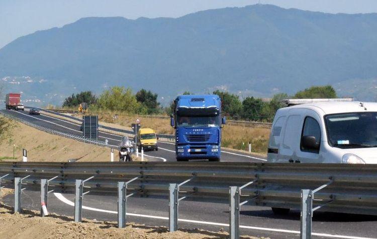 Via del Frizzone chiusa per mettere l’asfalto 