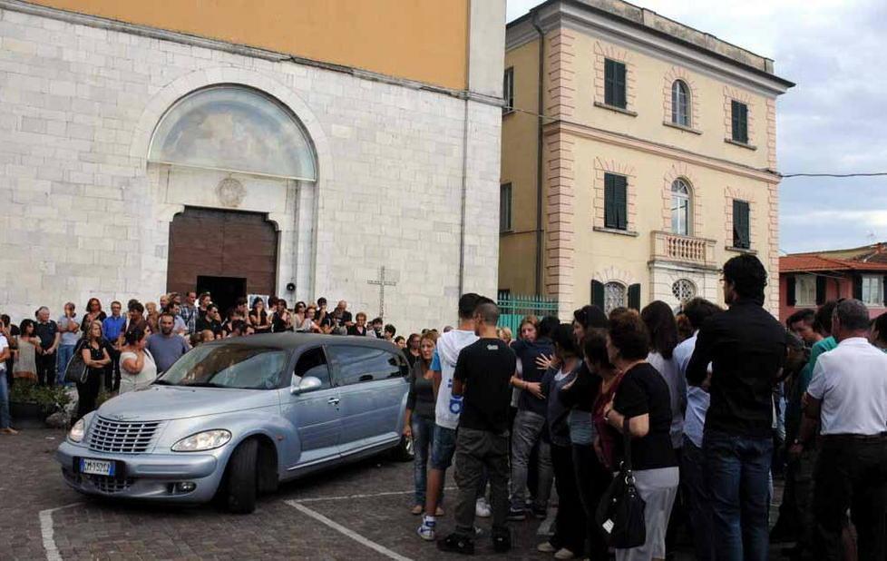 Donna uccisa, tanta folla ai funerali 