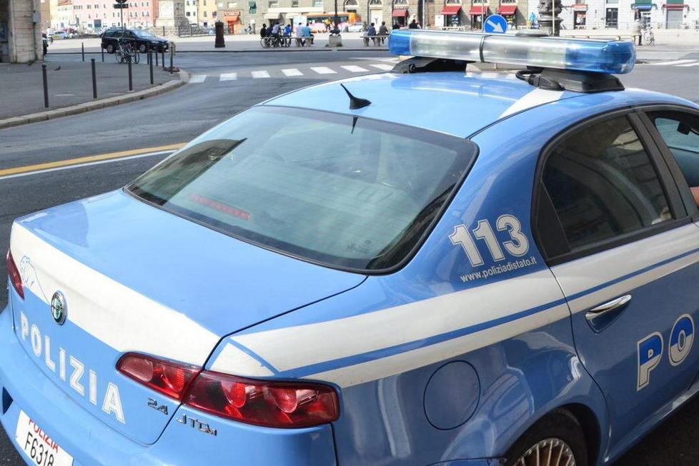 Vende abusivamente vestiti poi fa danni in questura 