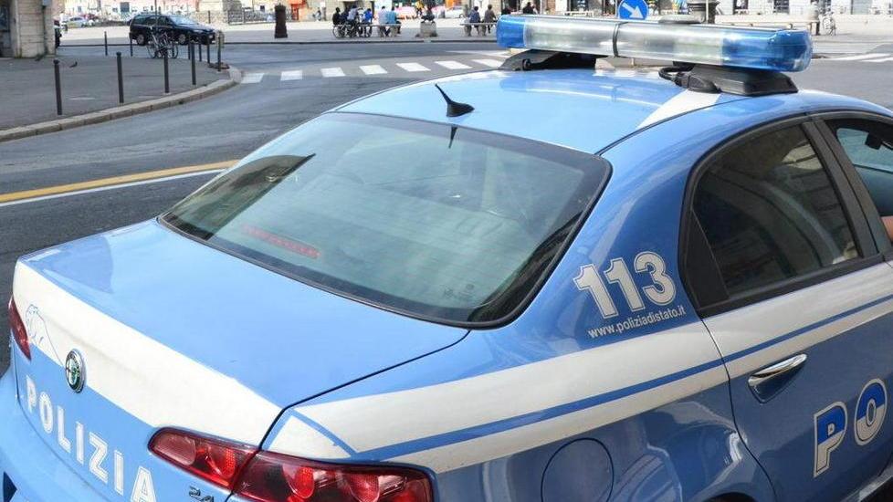 Vende abusivamente vestiti poi fa danni in questura
