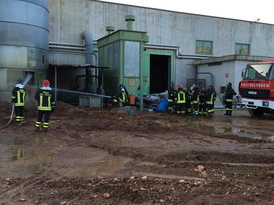 Incendio al silos, parte la bonifica 