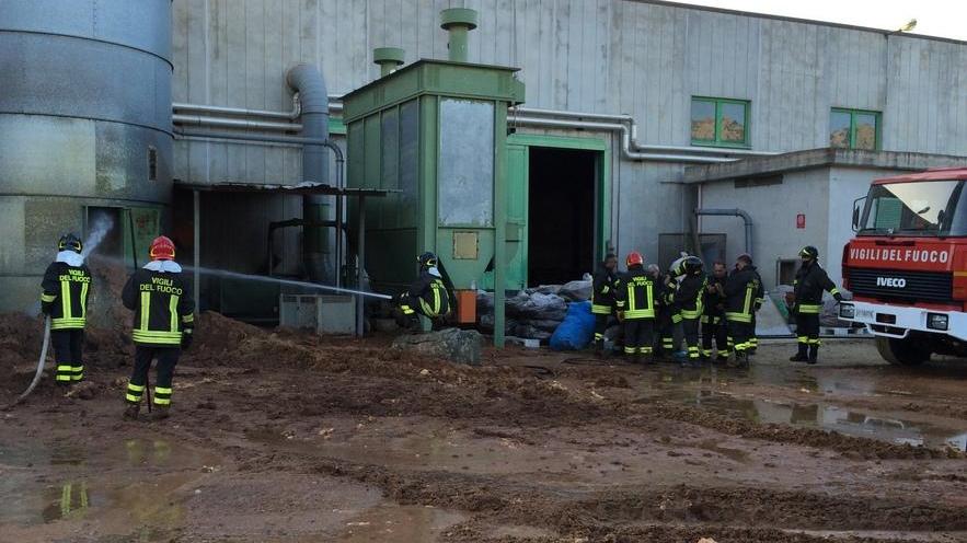 Incendio al silos, parte la bonifica