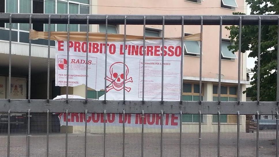 Via Milano, cartelli di pericolo È la disinfezione di Carpi Riso