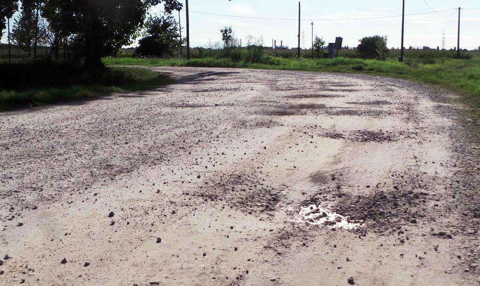 Non più buche sulla strada per il canile 