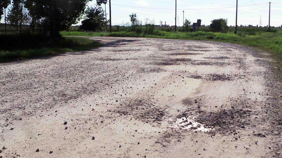 Non più buche sulla strada per il canile