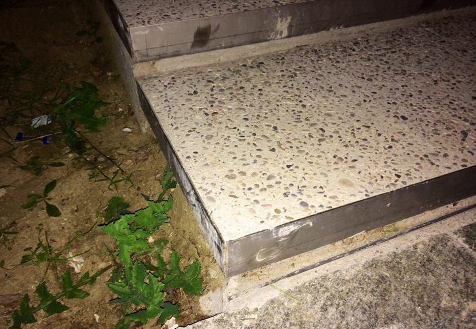 «Piazza bella, ma gli spigoli dei gradini sono pericolosi»