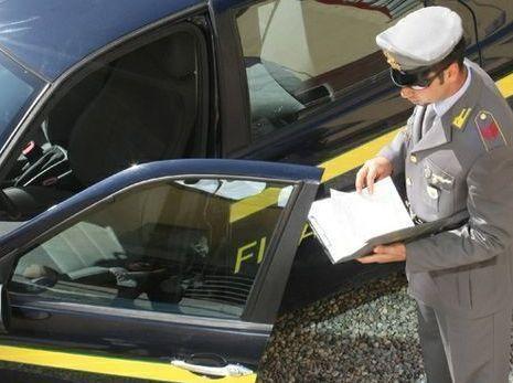 Voleva portare in Svizzera 200 mila euro 
