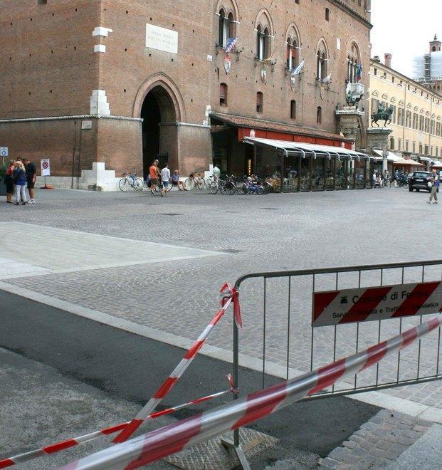È allarme calcinacci Cadono pezzi dai palazzi 