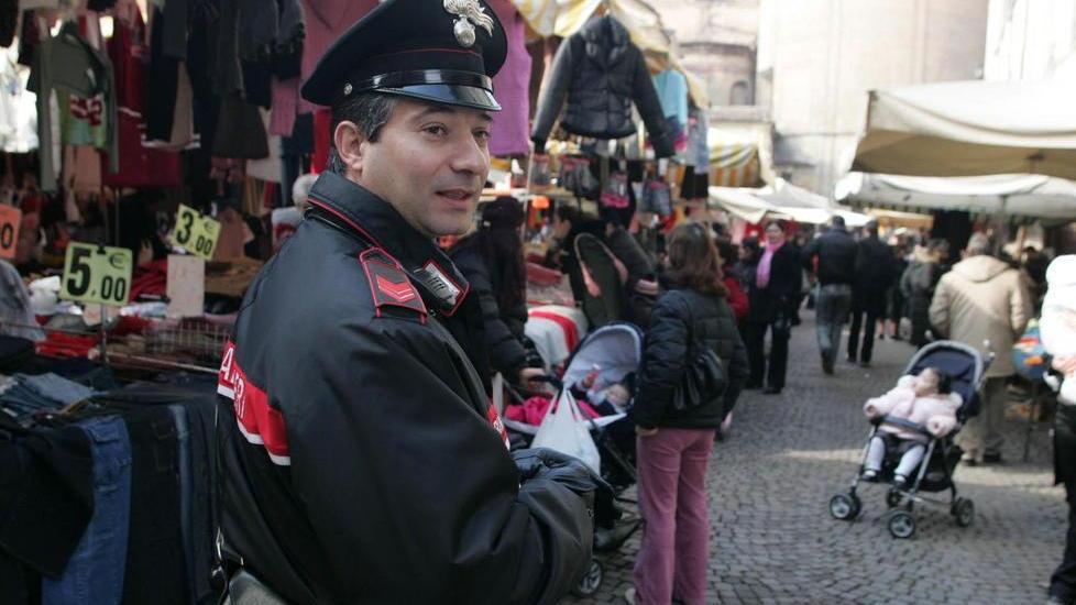 Vende trucchi rubati su un banco del mercato, denunciato