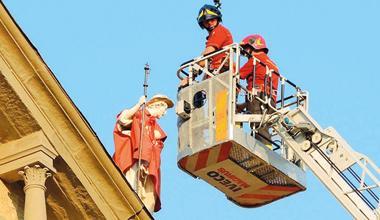 San Jacopo ancora avvolto nel suo mantello rosso