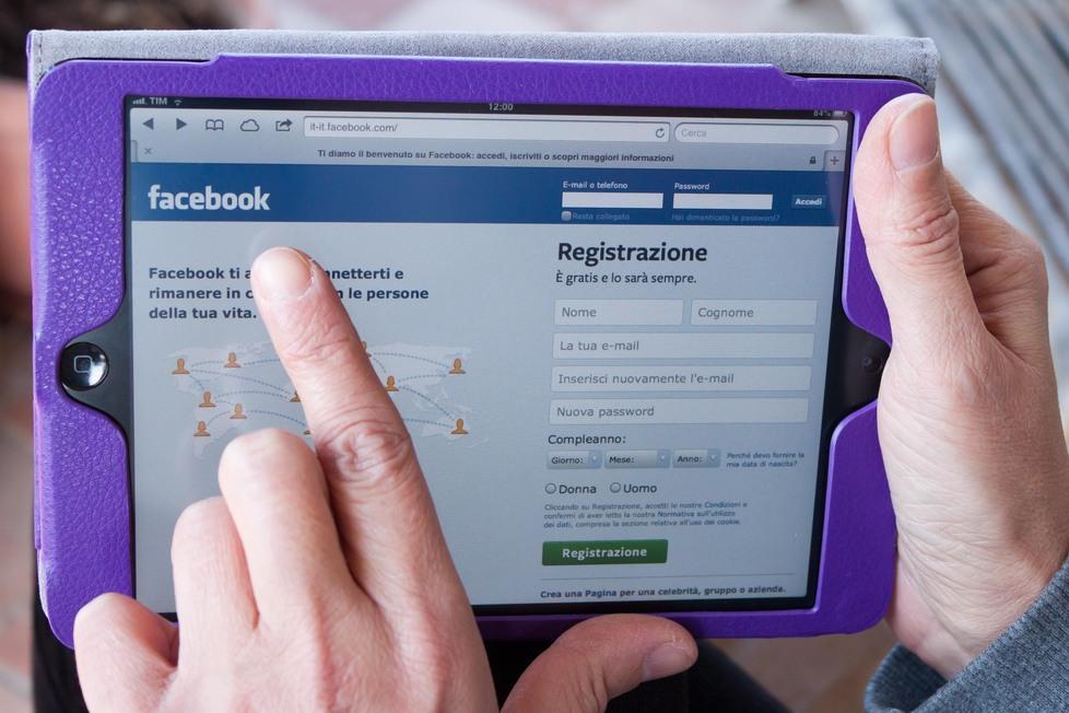 Diffama i carabinieri si Facebook, denunciata 