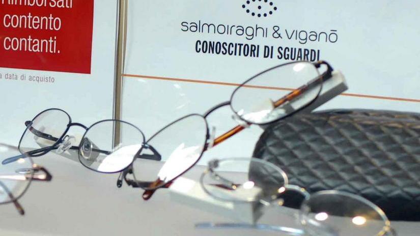 Spintonano la proprietaria e fuggono con tre paia d’occhiali