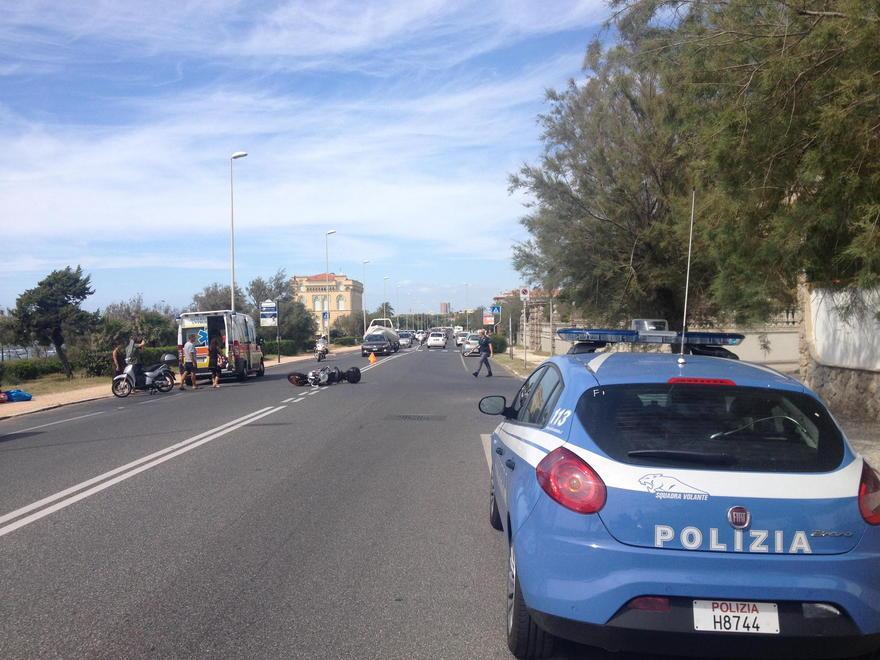 Motociclista ferito sul lungomare nello scontro con la Smart 