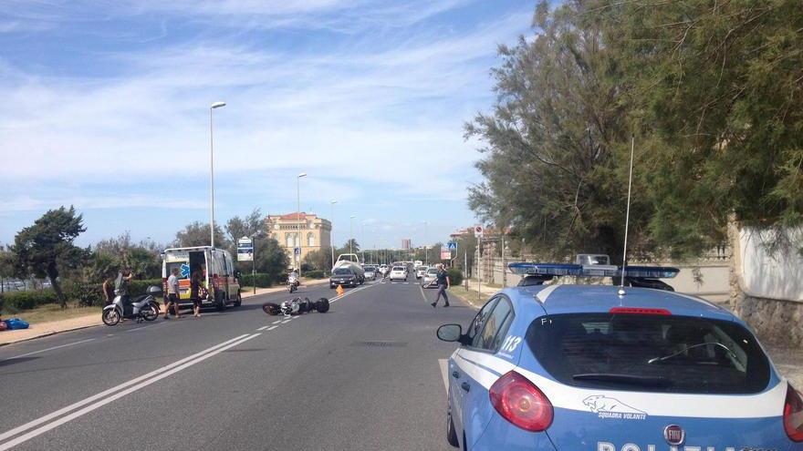 Motociclista ferito sul lungomare nello scontro con la Smart