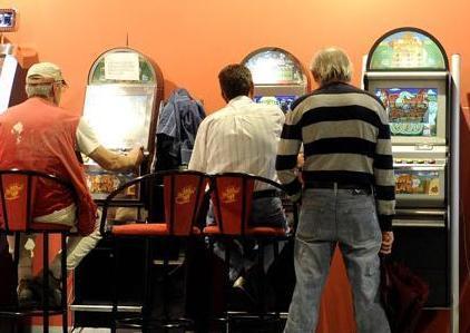 Ordinanza del sindaco: vigili urbani nei locali a caccia di slot machine 