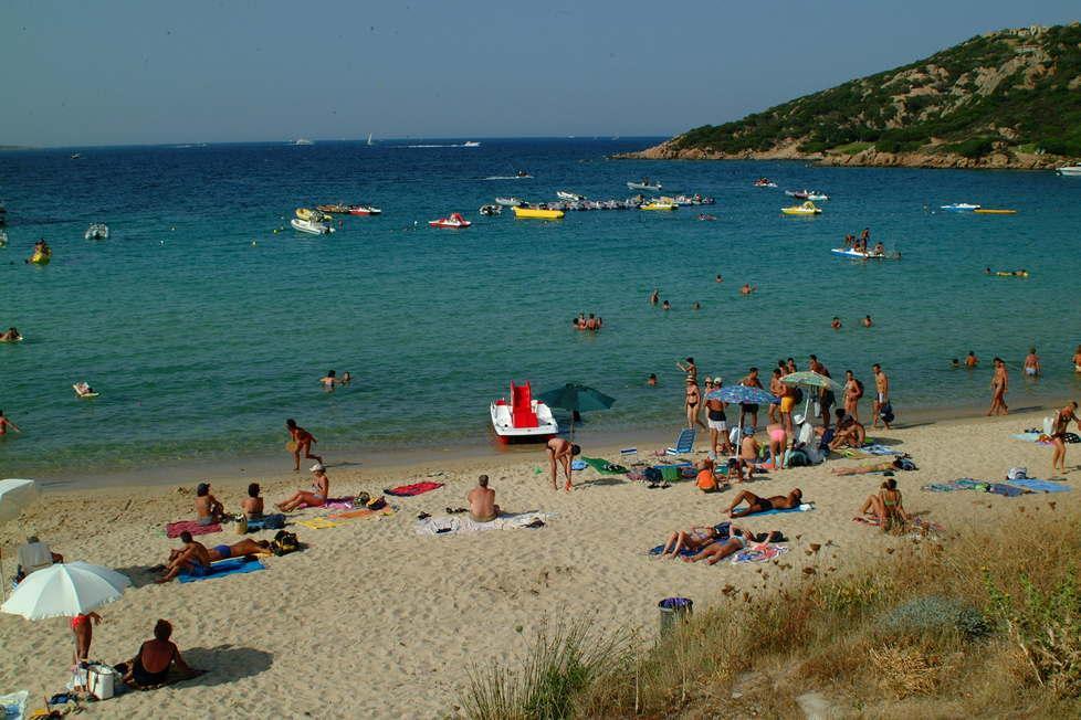 Ombrellone trascinato dal vento infilza una turista a Baia Sardinia 