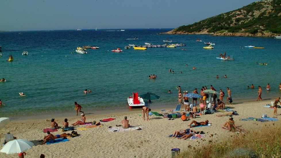 Ombrellone trascinato dal vento infilza una turista a Baia Sardinia 