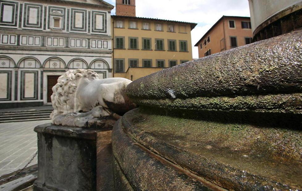 Fontana ricoperta di muschio 