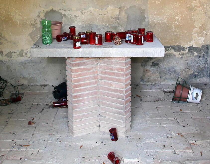 Tombe divelte ed erba alta poco rispetto per 30 defunti 