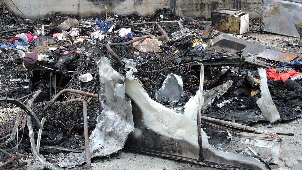 Incendio di fronte all’Henraux Distrutte due roulotte di rom 