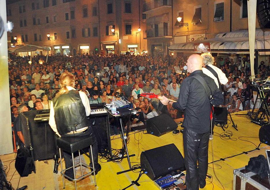 Pienone in piazza Cavour per lo show degli intramontabili New Trolls