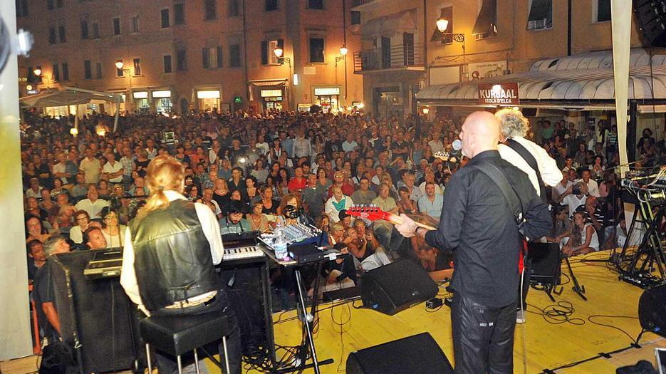 Pienone in piazza Cavour per lo show degli intramontabili New Trolls